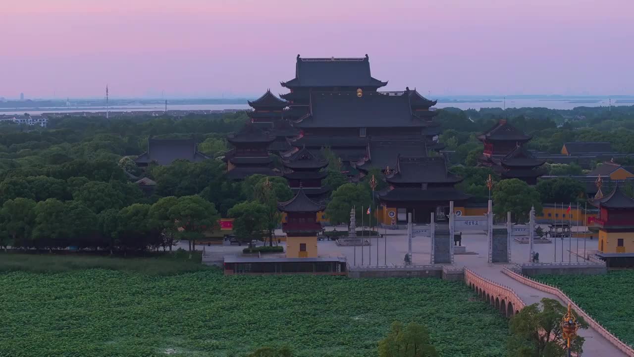 苏州园区阳澄湖半岛重元寺日落晚霞航拍视频素材