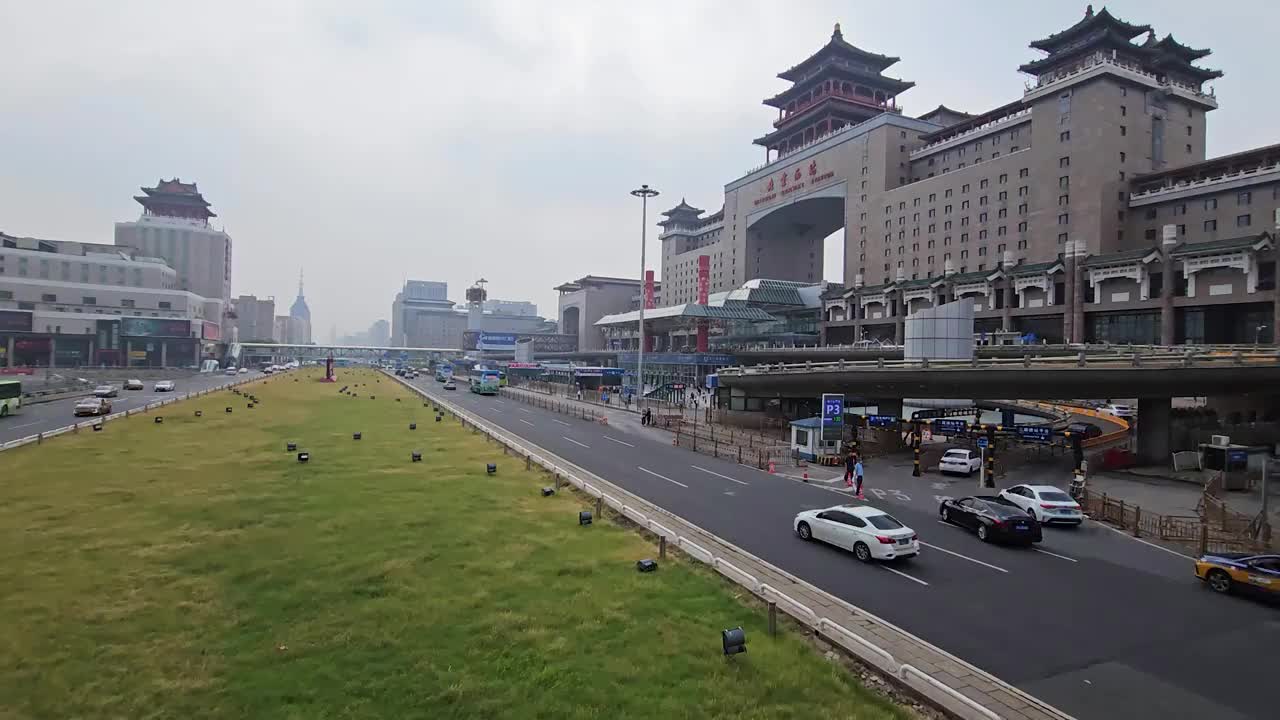 天桥上拍摄北京西客站站前广场上的车流视频素材