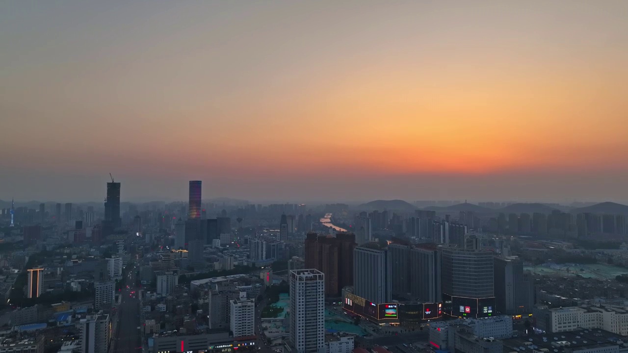 徐州市主城区夕阳下全景 苏宁广场 德基广场 香榭丽花园视频素材