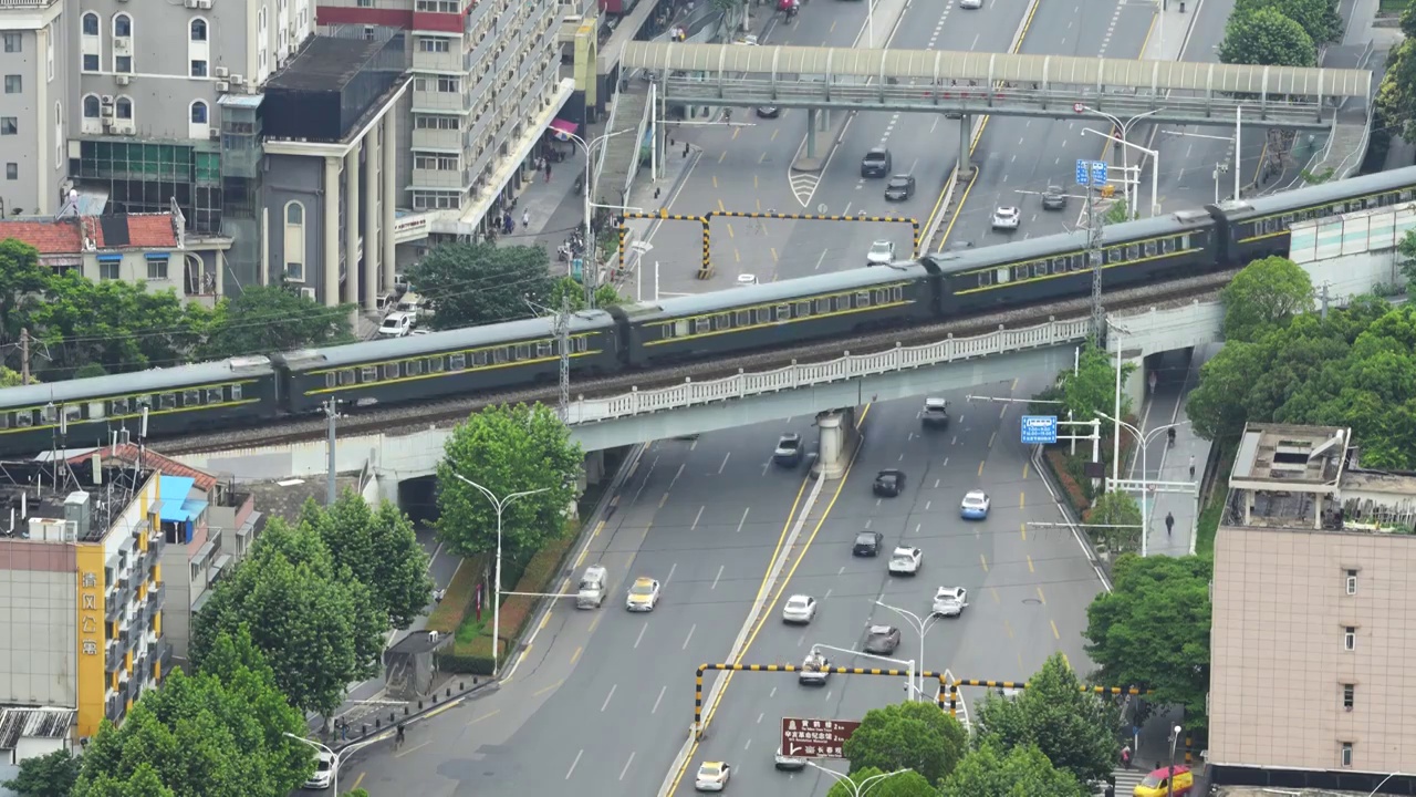 城市立体交通道路车流火车视频素材