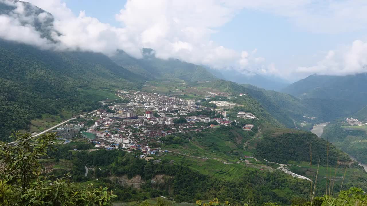 西藏墨脱县城全景 晴朗天气 云视频素材