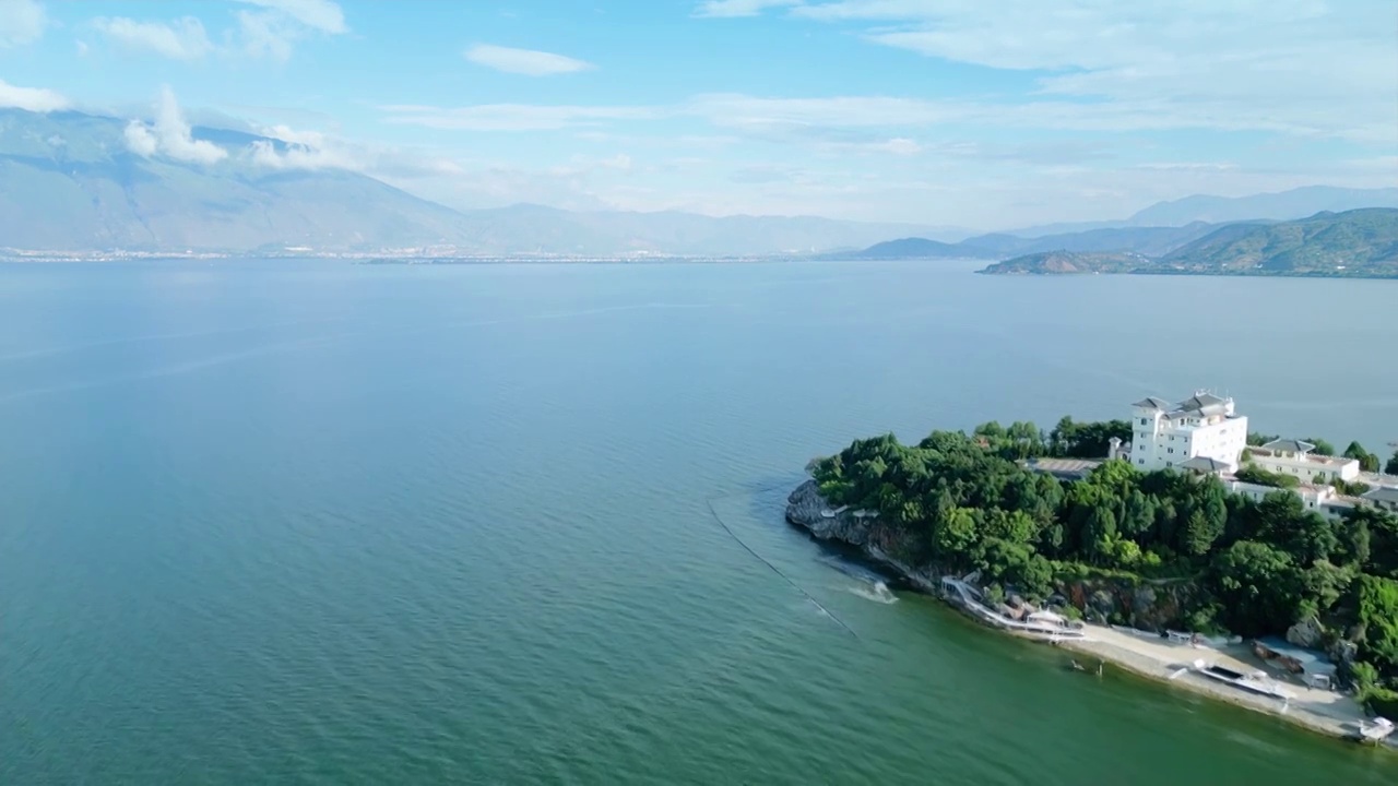 航拍云南大理洱海双廊古镇南诏风情岛湛蓝天空下湖面平静如镜空中开阔一望无际天气晴朗蓝天白云心情美好视频素材