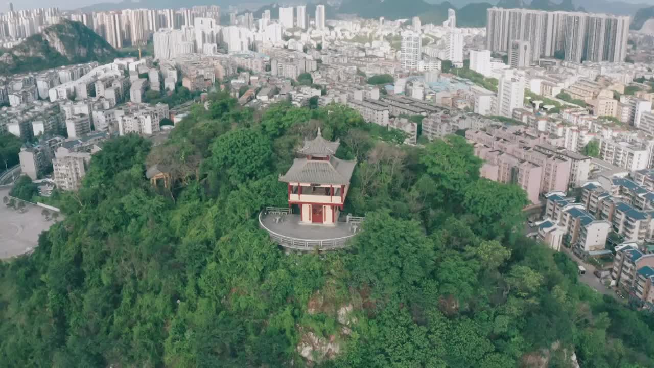 航拍广西柳州驾鹤山顶的亭台楼阁视频素材