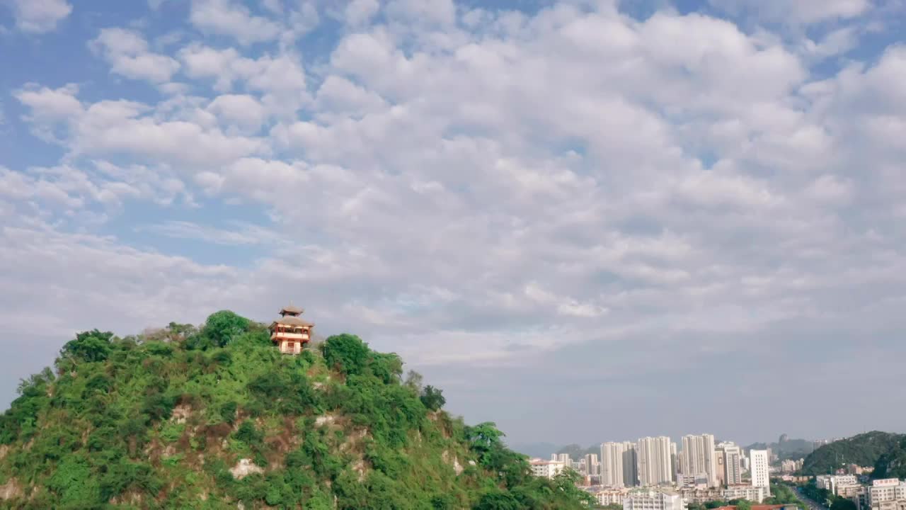 航拍蓝天白云下的广西柳州驾鹤山视频素材