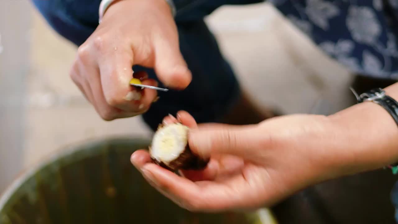 厨师厨房正在用小刀削芋头皮准备制作芋头菜色视频素材