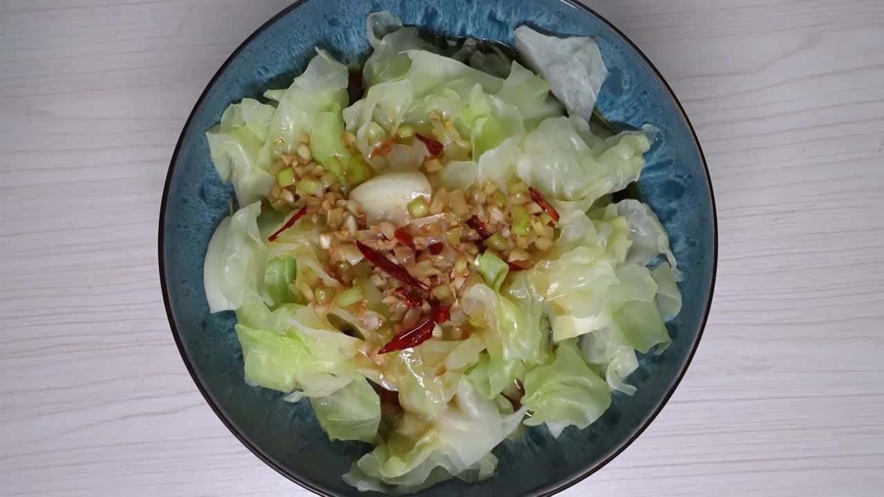 美食家常菜凉拌包菜甘蓝视频素材