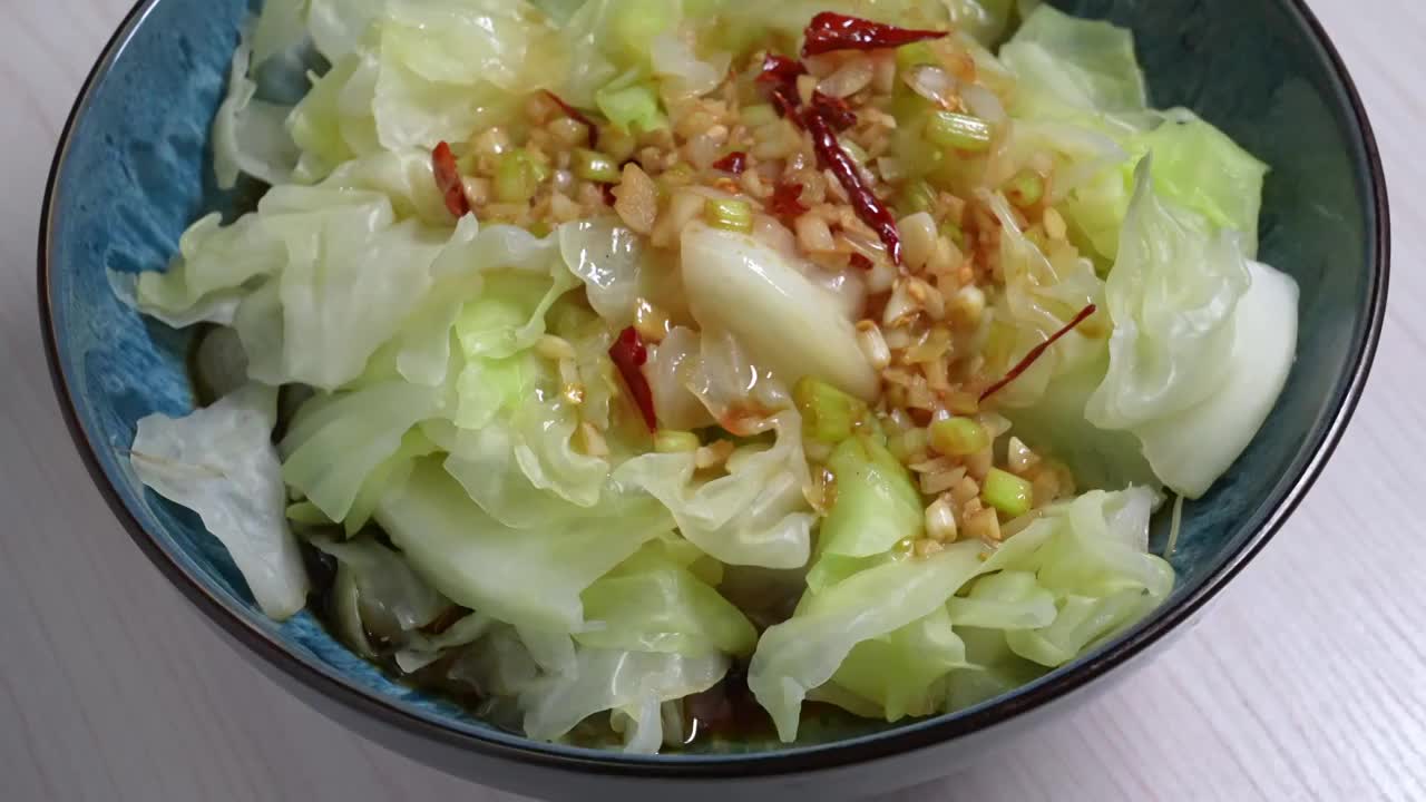 美食家常菜凉拌包菜甘蓝视频素材