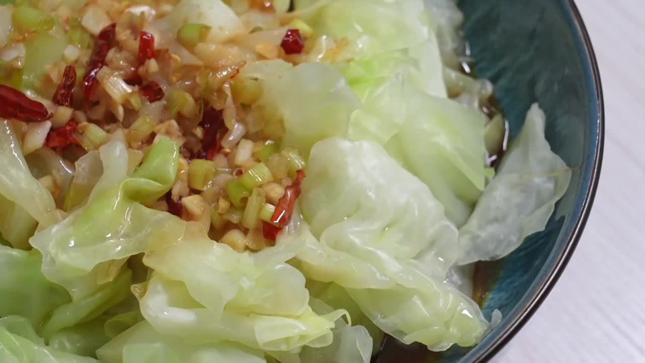 美食家常菜凉拌包菜甘蓝视频素材