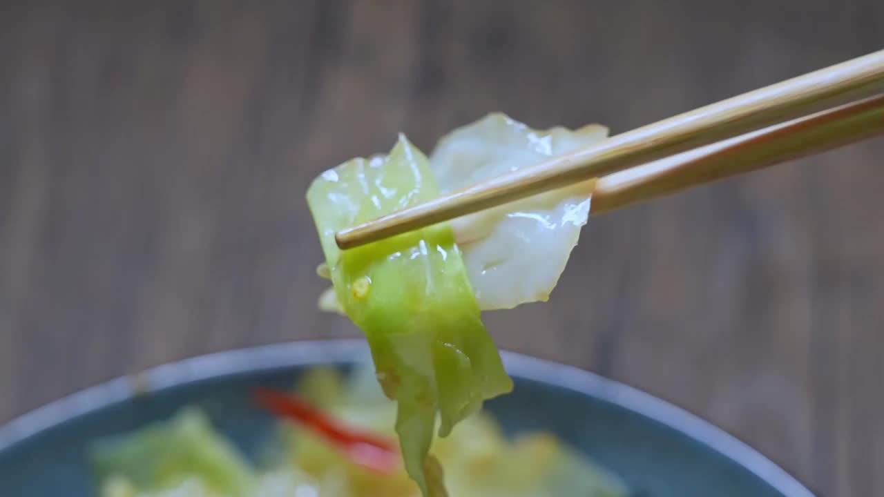 美食家常菜凉拌包菜甘蓝视频素材