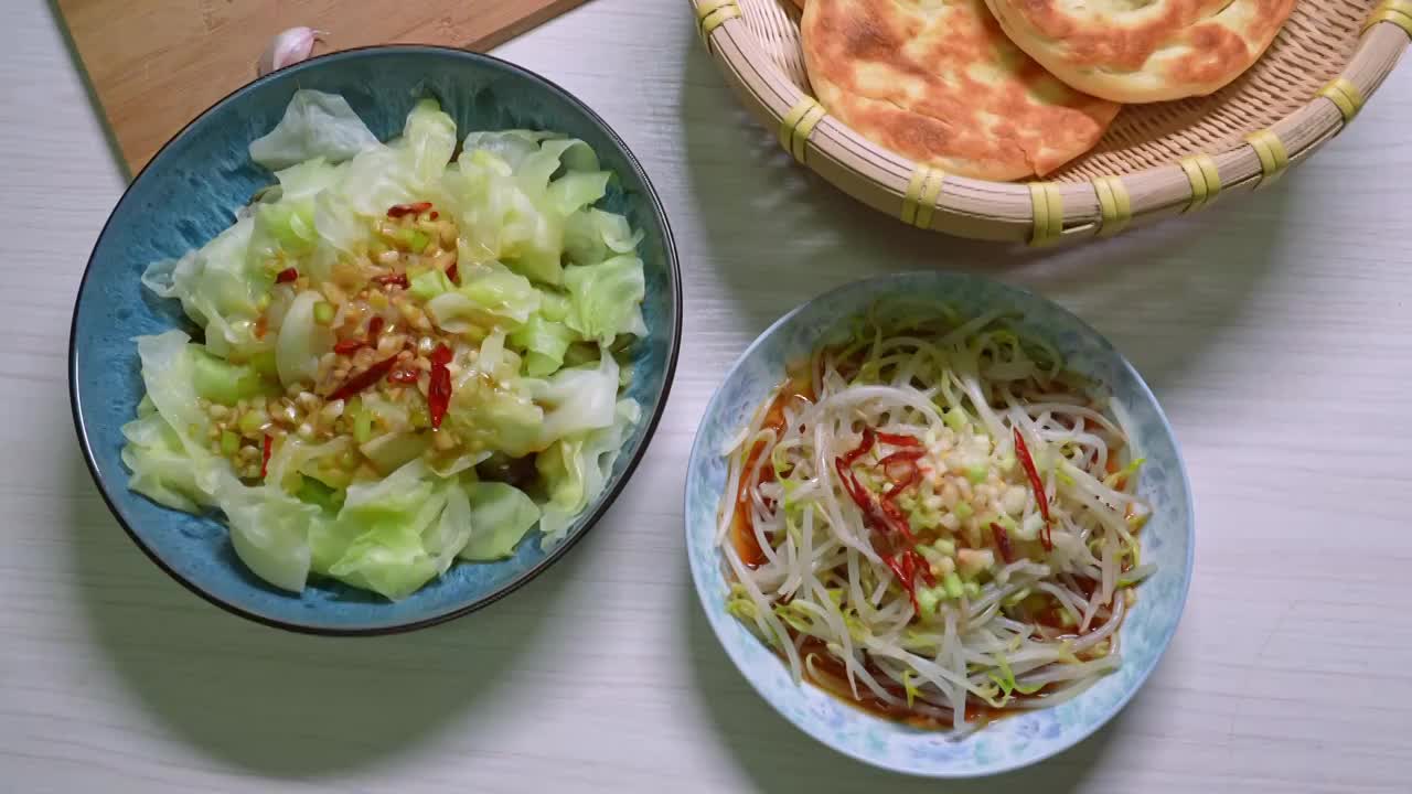 美食家常菜凉拌包菜甘蓝烧饼视频素材