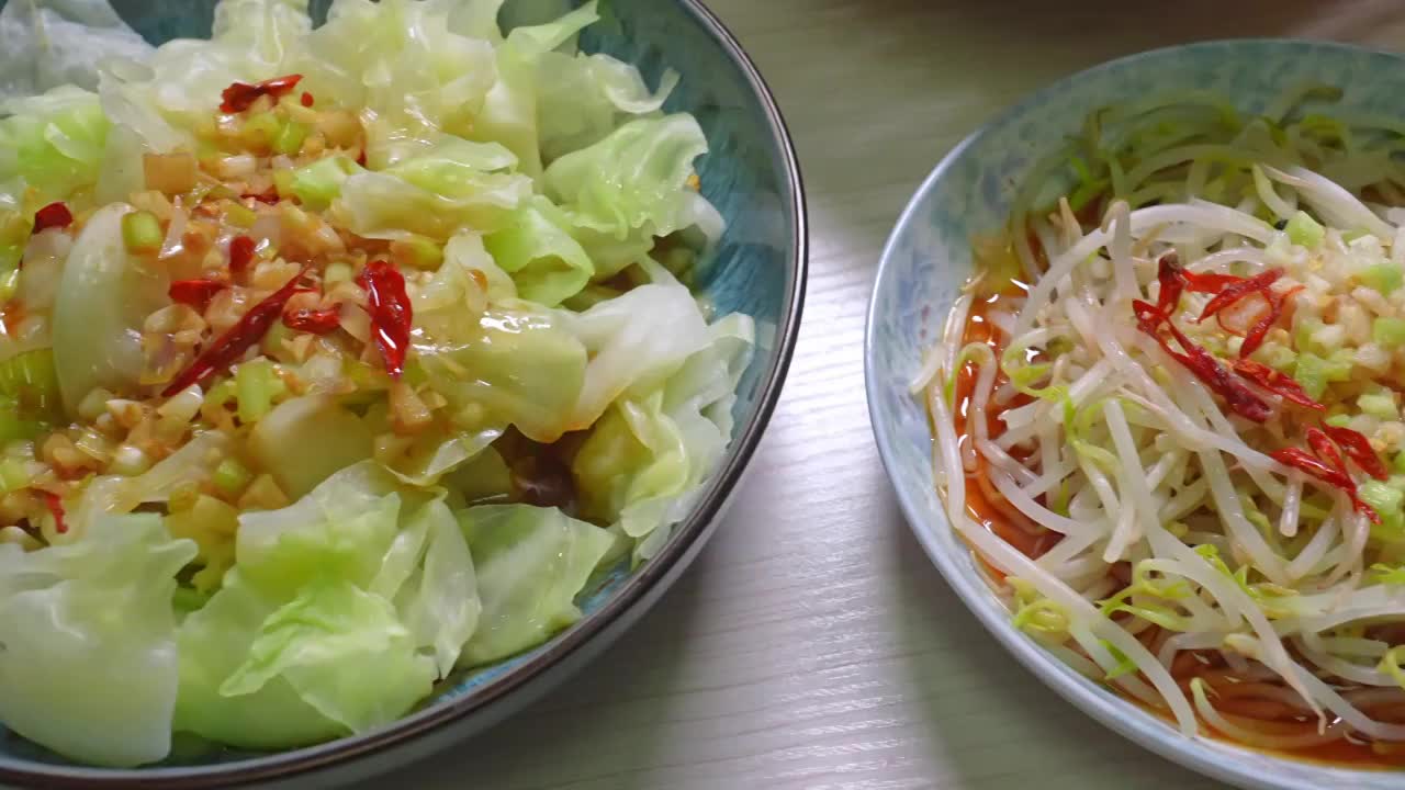 美食家常菜凉拌包菜甘蓝烧饼视频素材