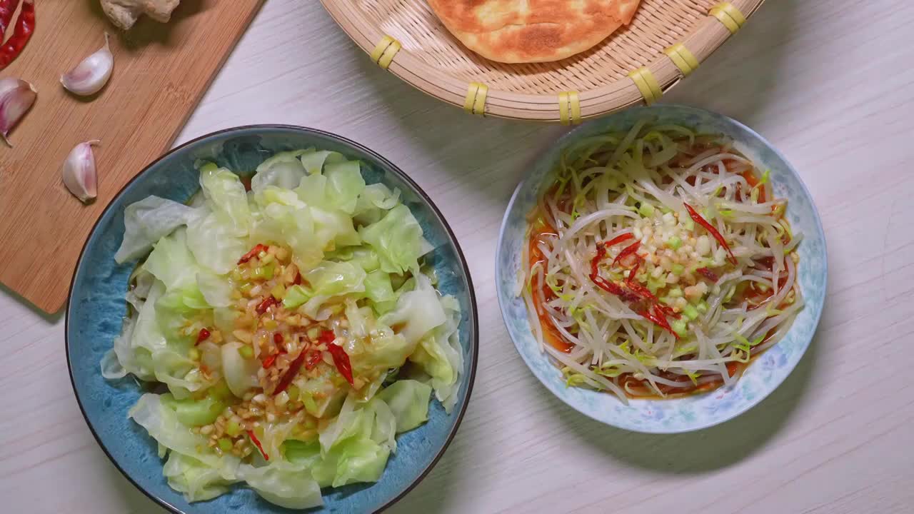 美食家常菜凉拌包菜甘蓝烧饼视频素材