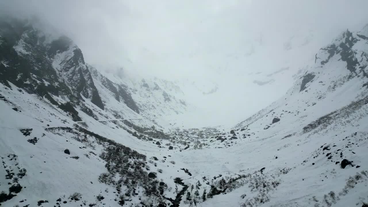 下雪的雪山航拍视频素材