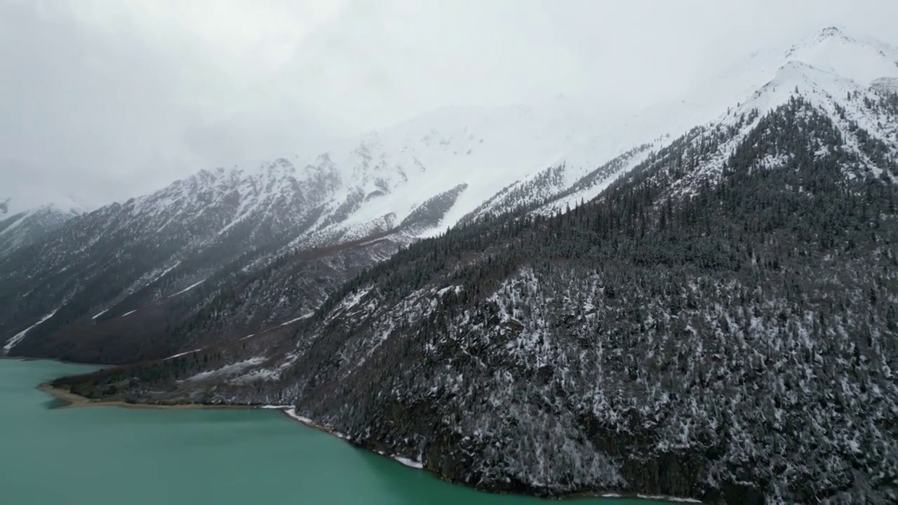 下雪的然乌湖航拍视频素材