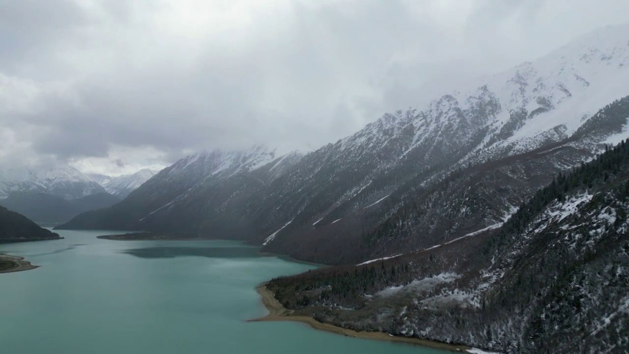 下雪的然乌湖航拍视频素材