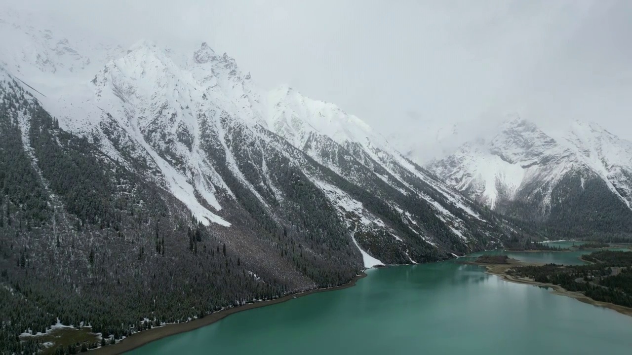 下雪的然乌湖航拍视频素材