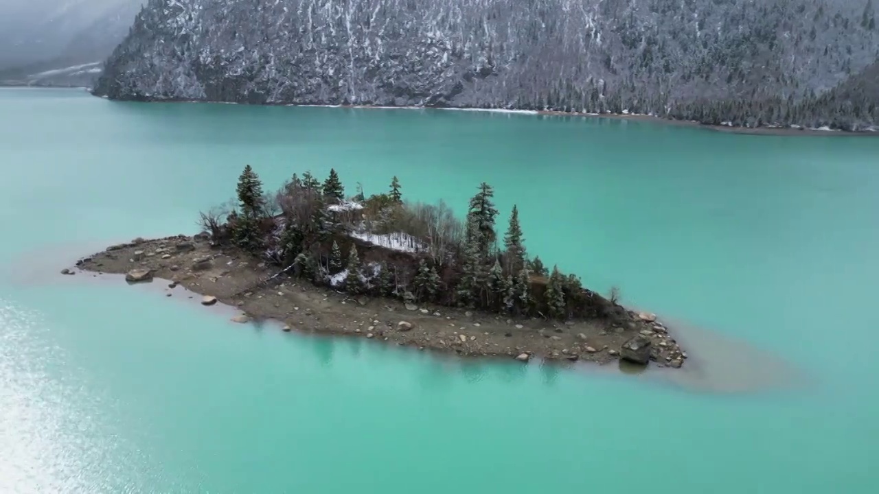 下雪的然乌湖航拍视频素材