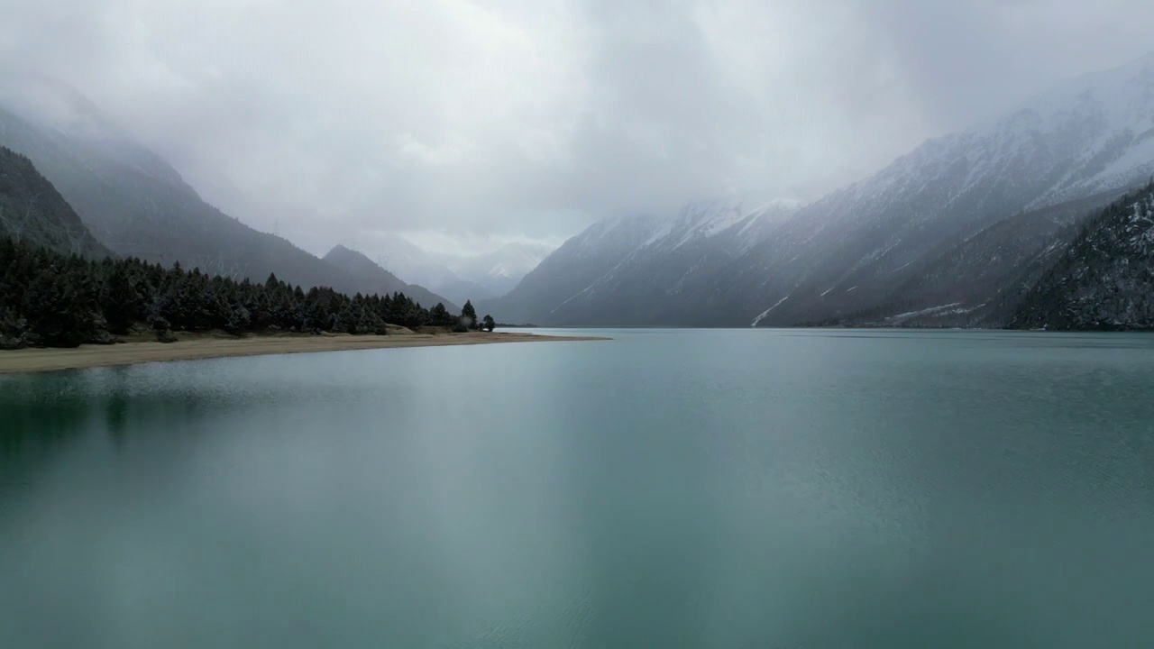 下雪的然乌湖航拍视频素材