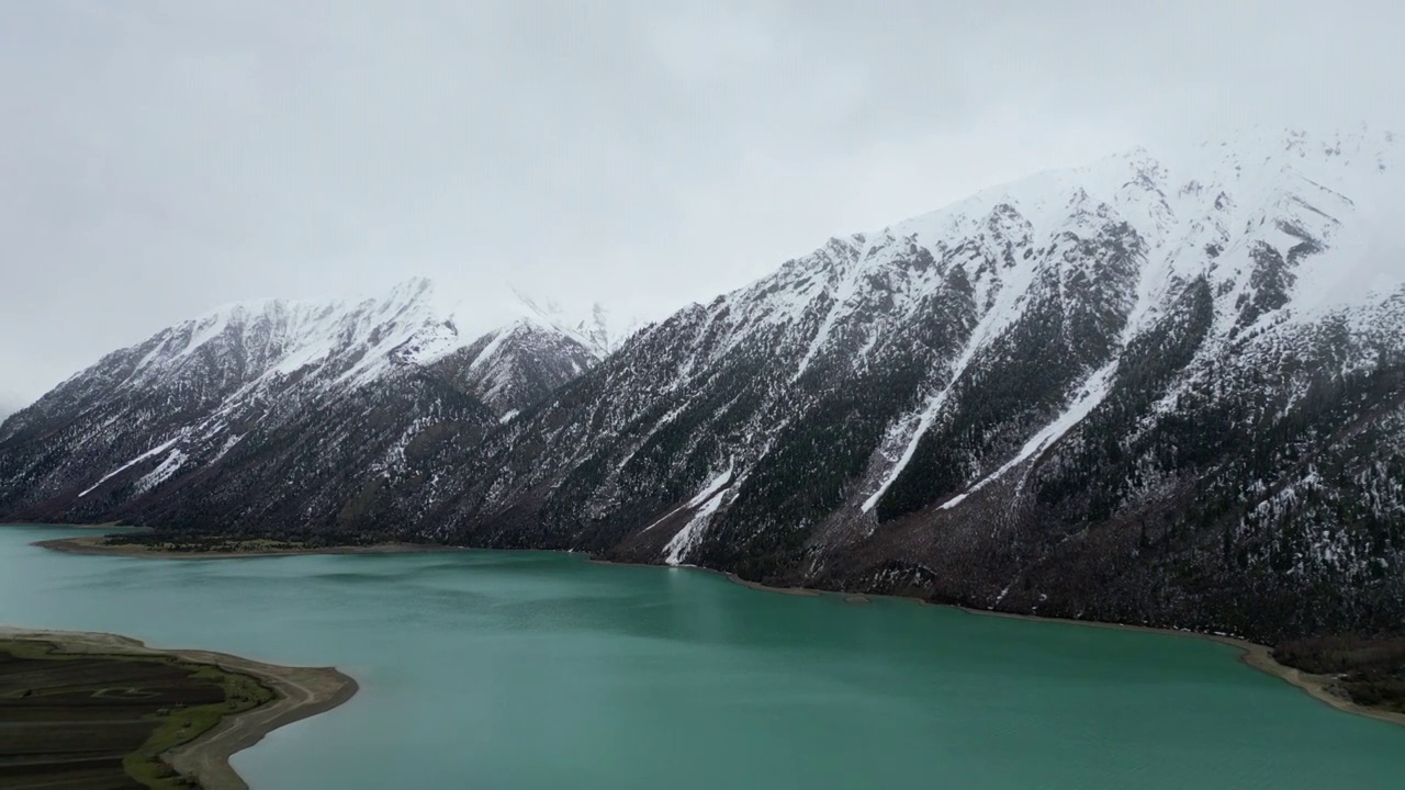 下雪的然乌湖航拍视频素材