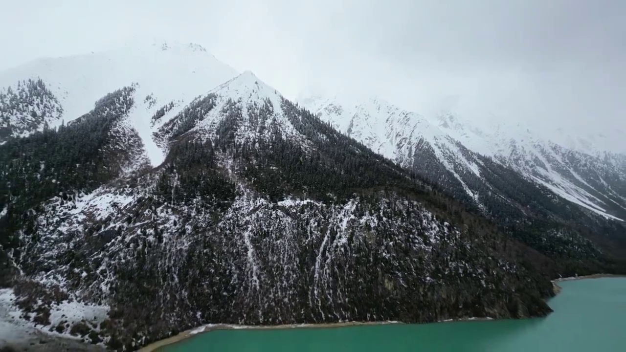 下雪的然乌湖航拍视频素材