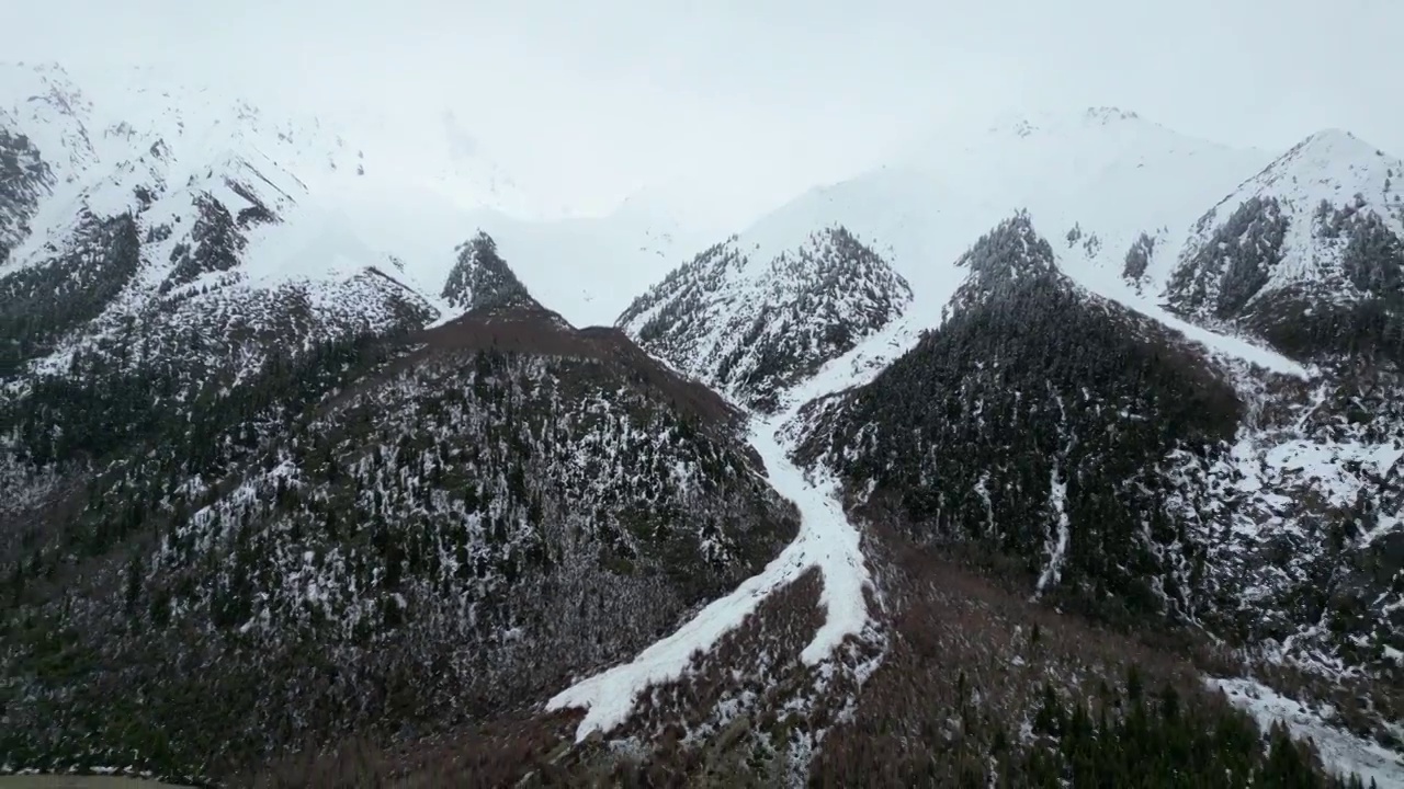 下雪的然乌湖航拍视频下载