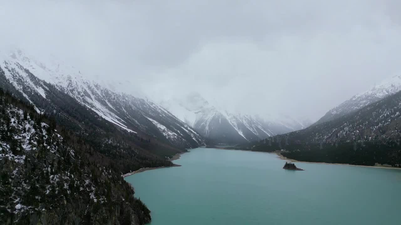 下雪的然乌湖航拍视频素材