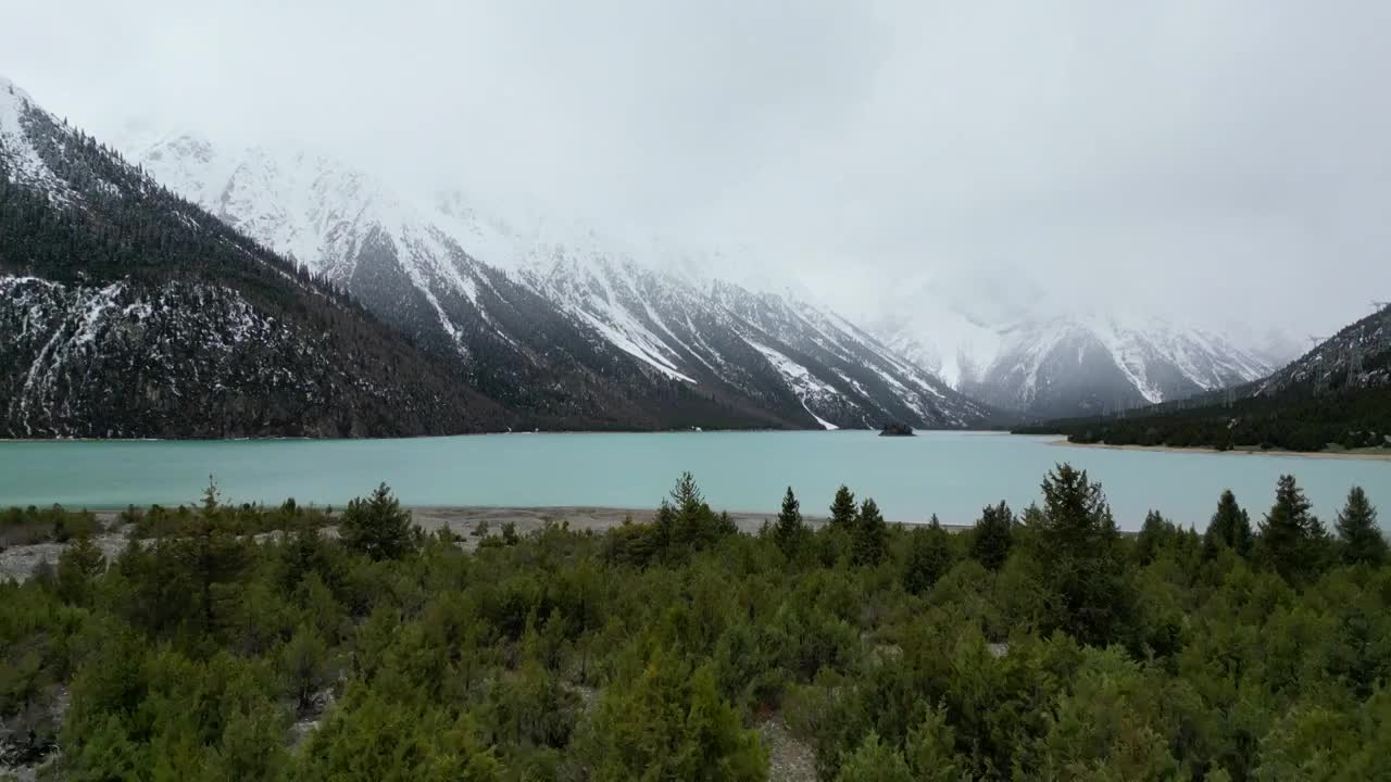 下雪的然乌湖航拍视频素材