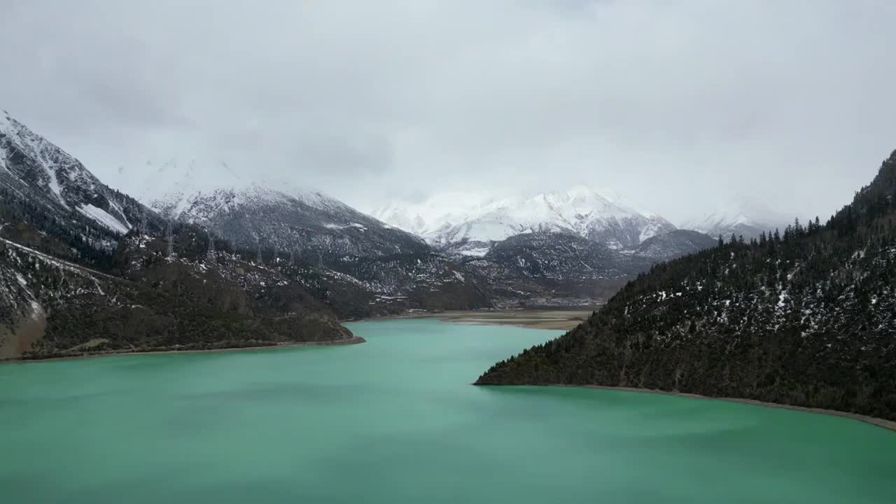 下雪的然乌湖航拍视频素材