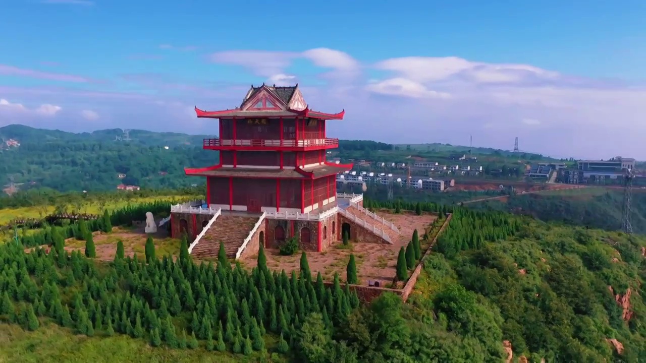 雨后云雾缭绕的山顶上的古典建筑 补天阁 中华文明视频素材