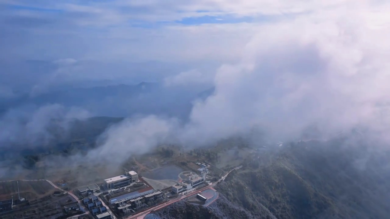 雨后云雾缭绕的山顶上的古典建筑 补天阁 中华文明视频素材