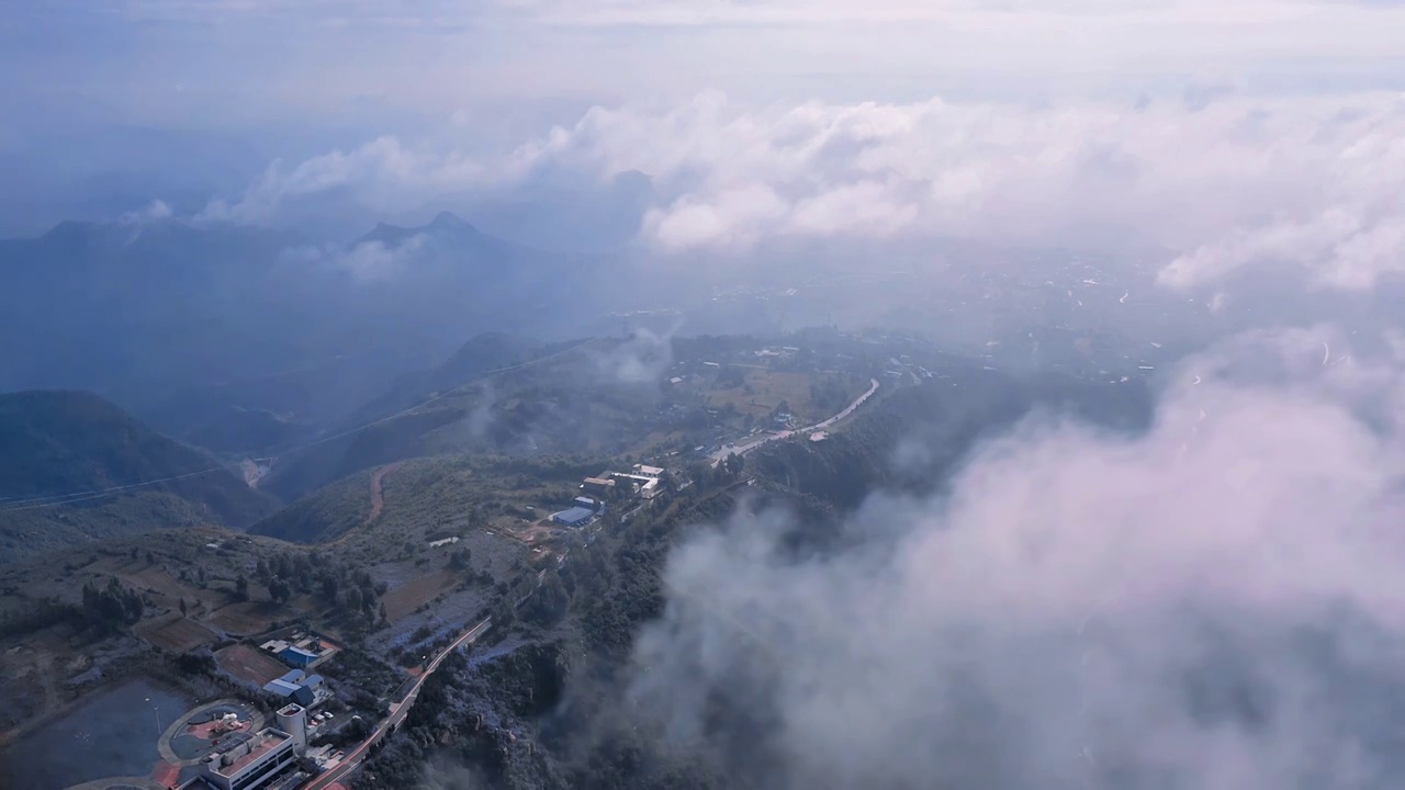 雨后云雾缭绕的山顶上的古典建筑 补天阁 中华文明视频素材