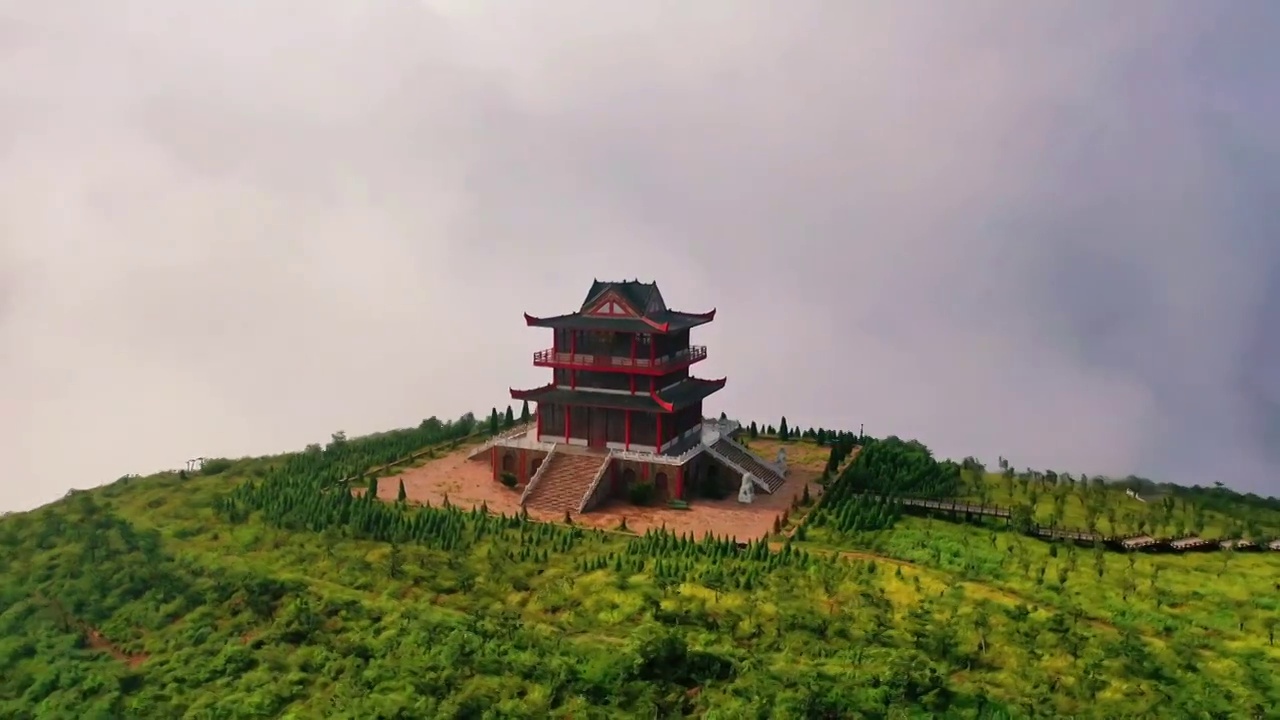 雨后云雾缭绕的山顶上的古典建筑 补天阁 中华文明视频素材