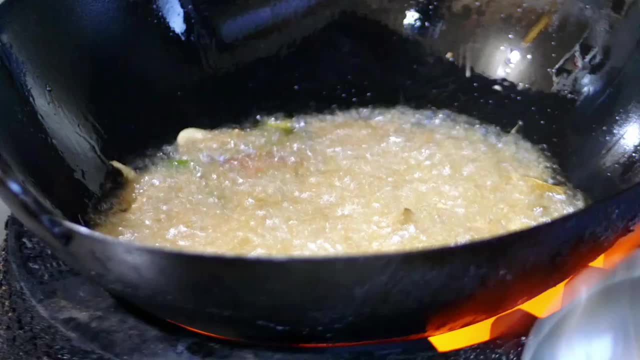 餐馆主厨大火油炸菇菌宴各种野生菌炒成一碟美味鲜香地道云南大理菜馆家常菜谱当地民间传统食用菌爆炒香喷喷视频素材