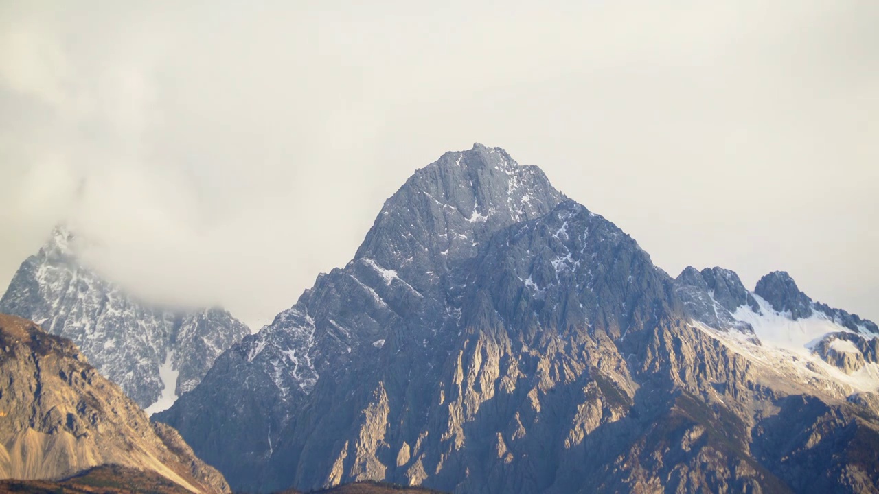 玉龙雪山日照金山延时视频素材