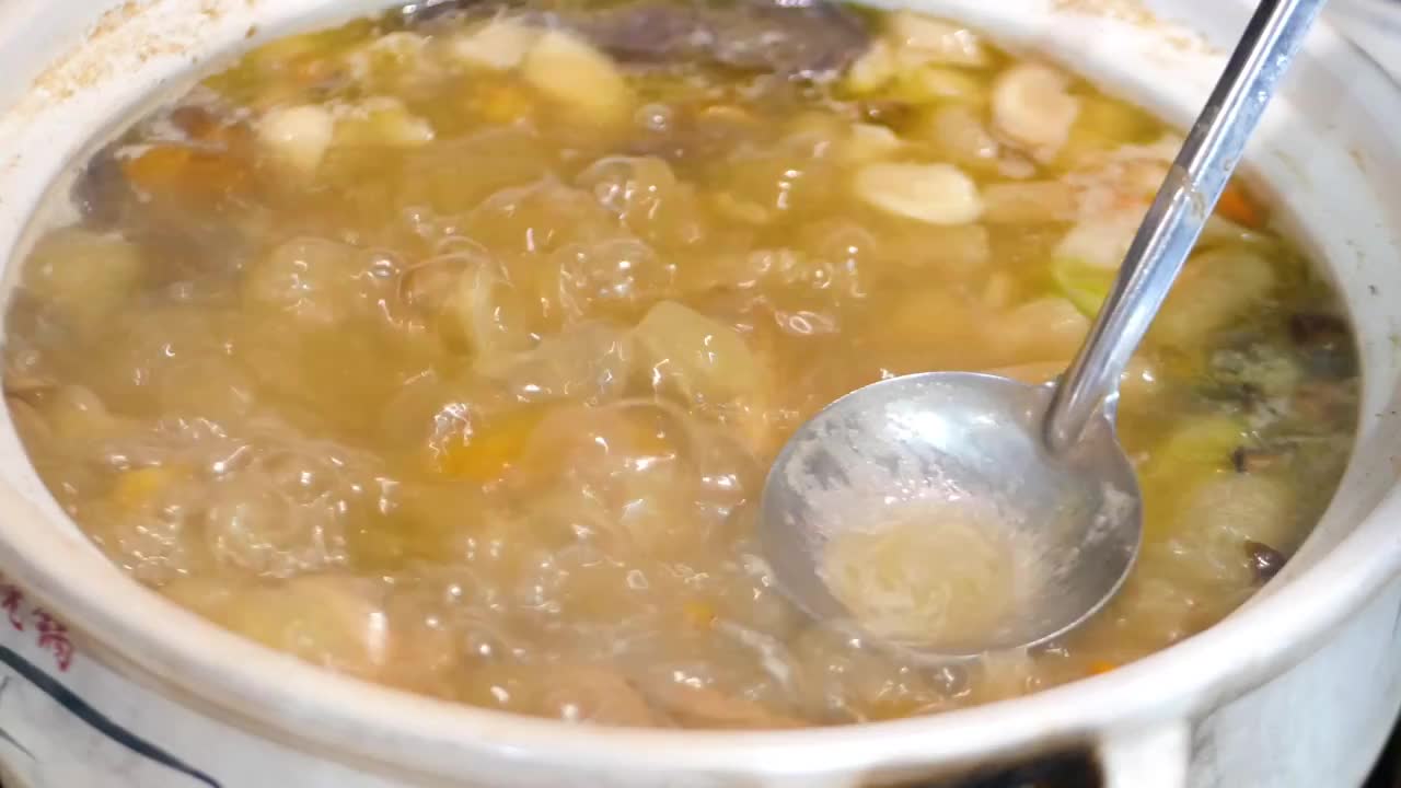 云南野生菌乌鸡汤见手青黄伞菌青头菌黄成香红乳菌竹荪土鸡锅火锅炖汤山林现场采摘野山菌菇菌类地方特产食品视频素材