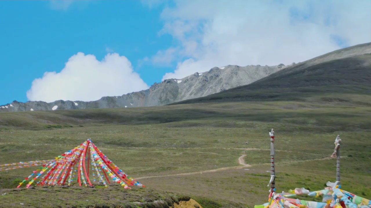 湛蓝天空下白马雪山垭口广阔无垠大草原视野无敌藏族经幡塔挂满五色风马旗民俗文化象征祈求平安吉祥扎西德勒视频素材