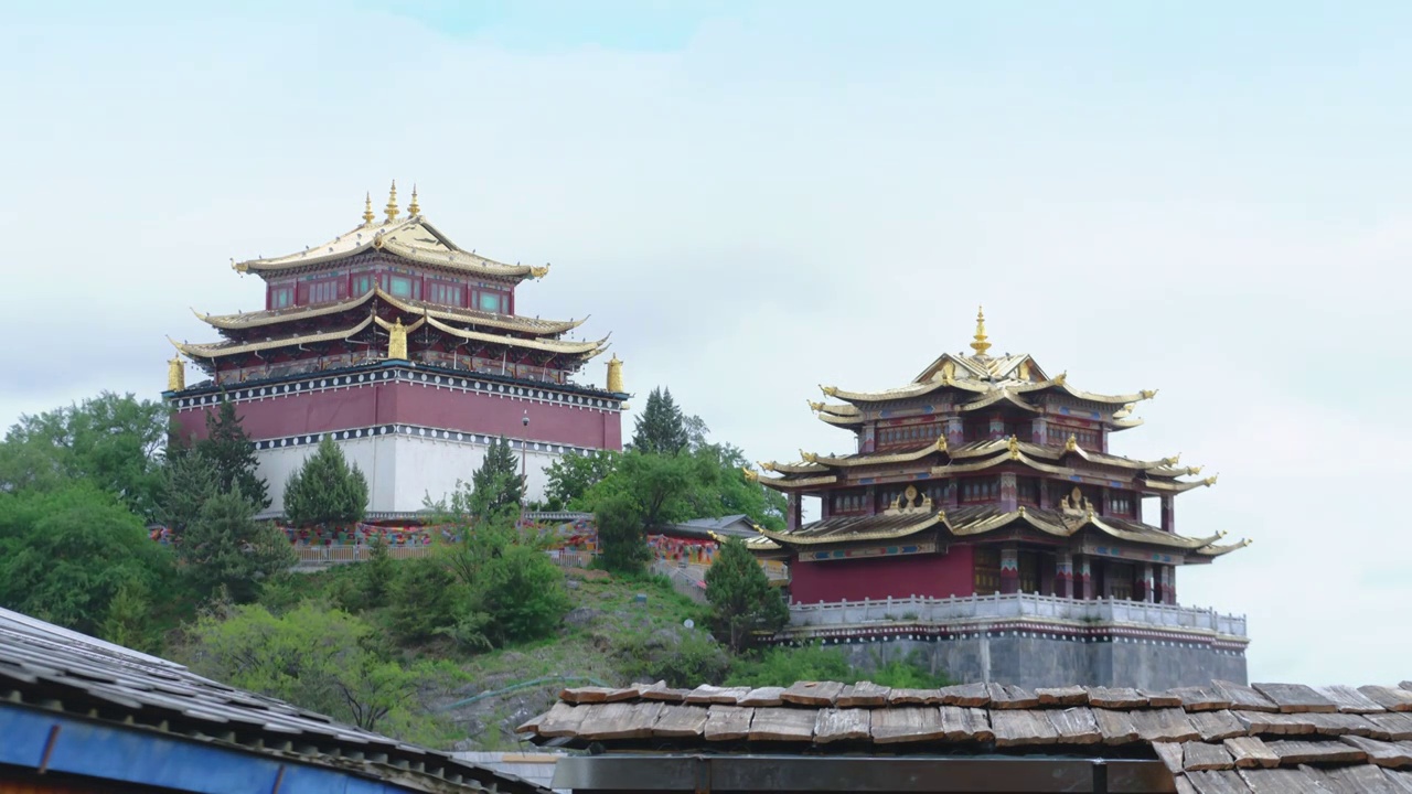 夏日的清晨香格里拉迪庆独克宗古城正在下起小雨云雾缭绕风云变幻亭台楼阁笼罩在雨中蒙蒙细雨仙气如烟如雾视频素材