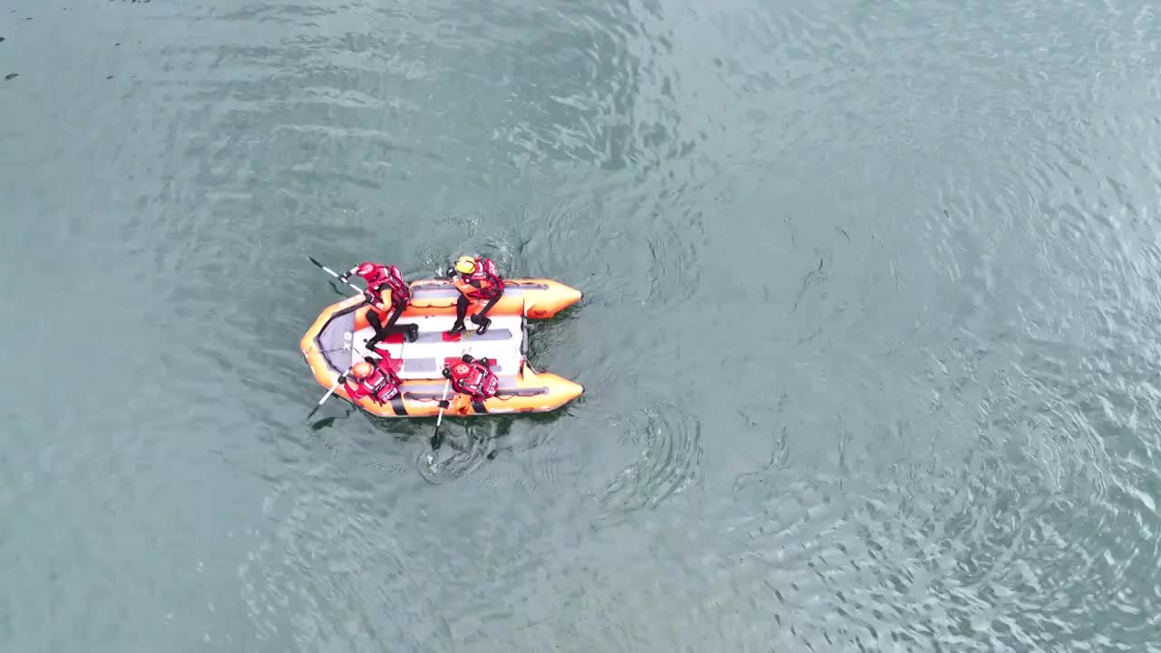 航拍夏天水上漂流运动的人群视频素材