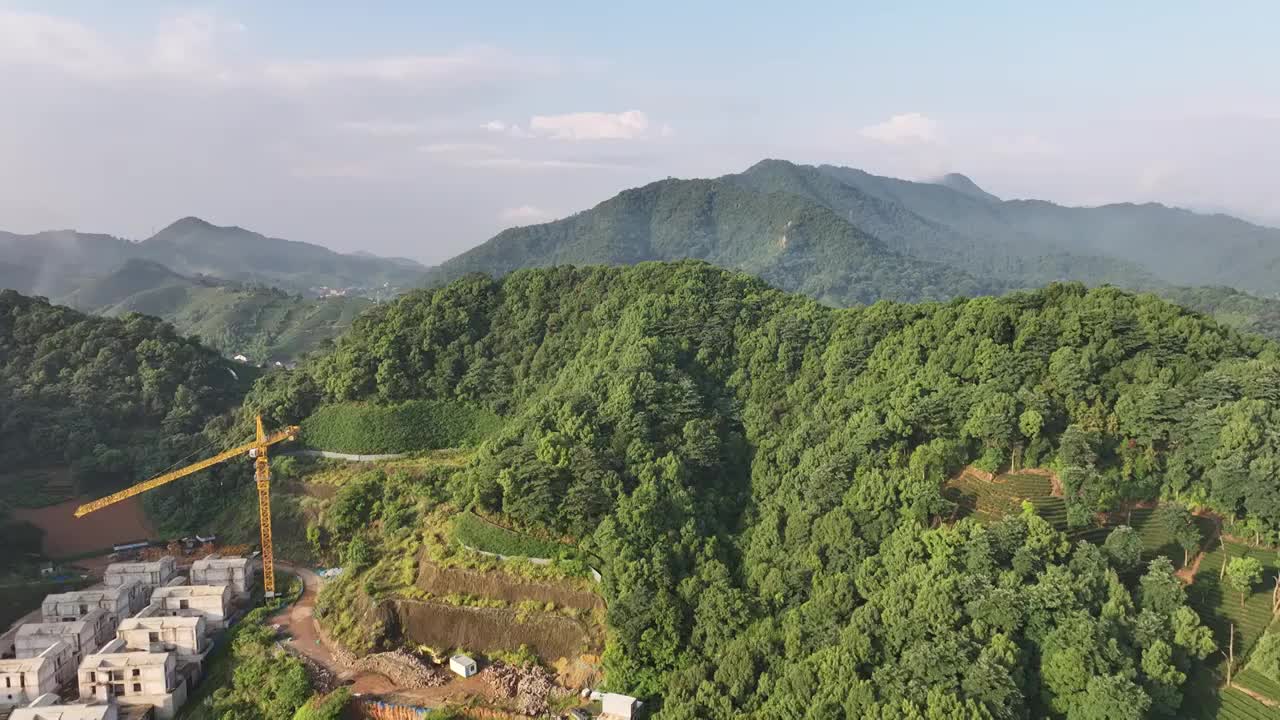 航拍杭州留下西穆坞村西湖群山与居民区视频素材