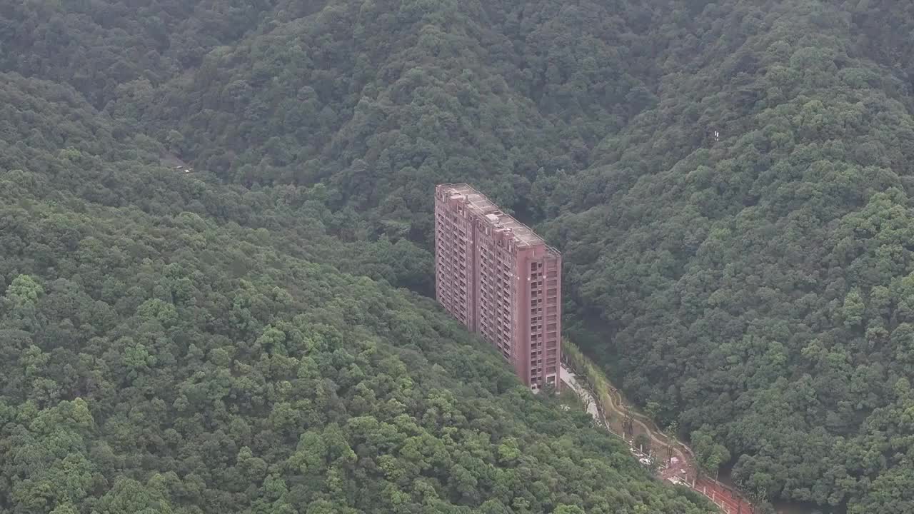 航拍杭州留下西穆坞村西湖群山与居民区视频素材