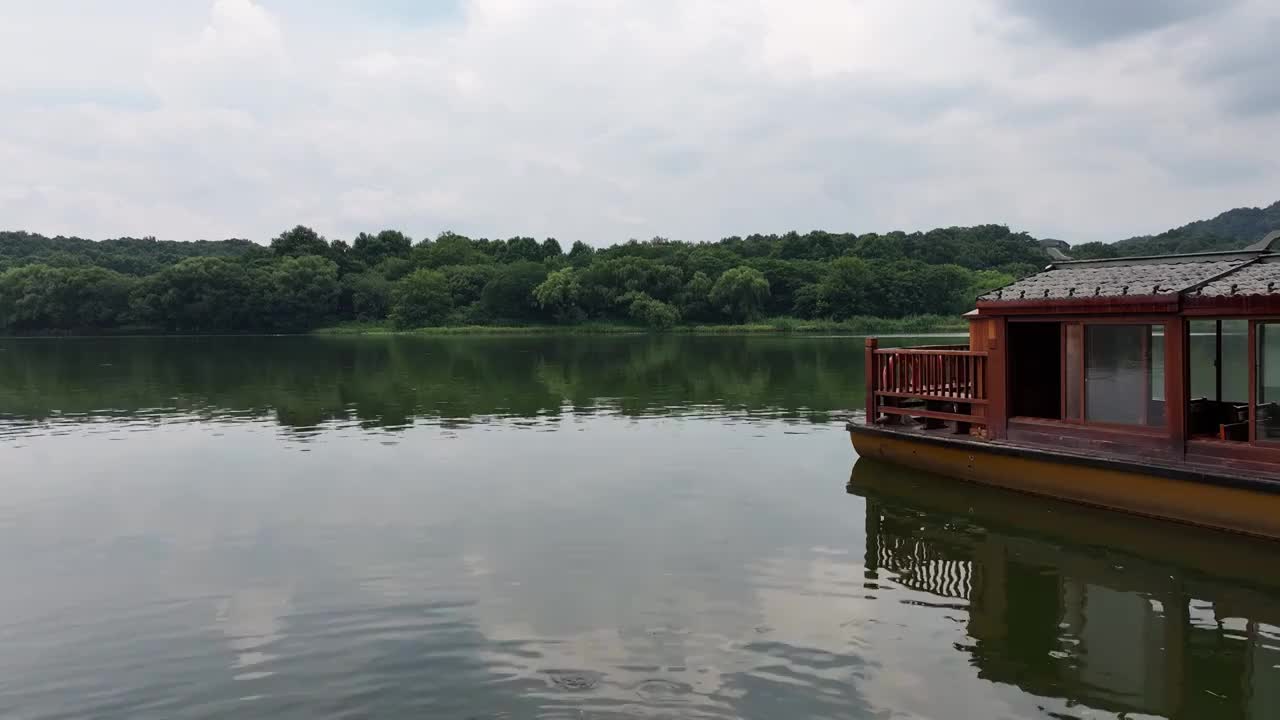 中国杭州西湖风景名胜区茅家埠游船视频素材