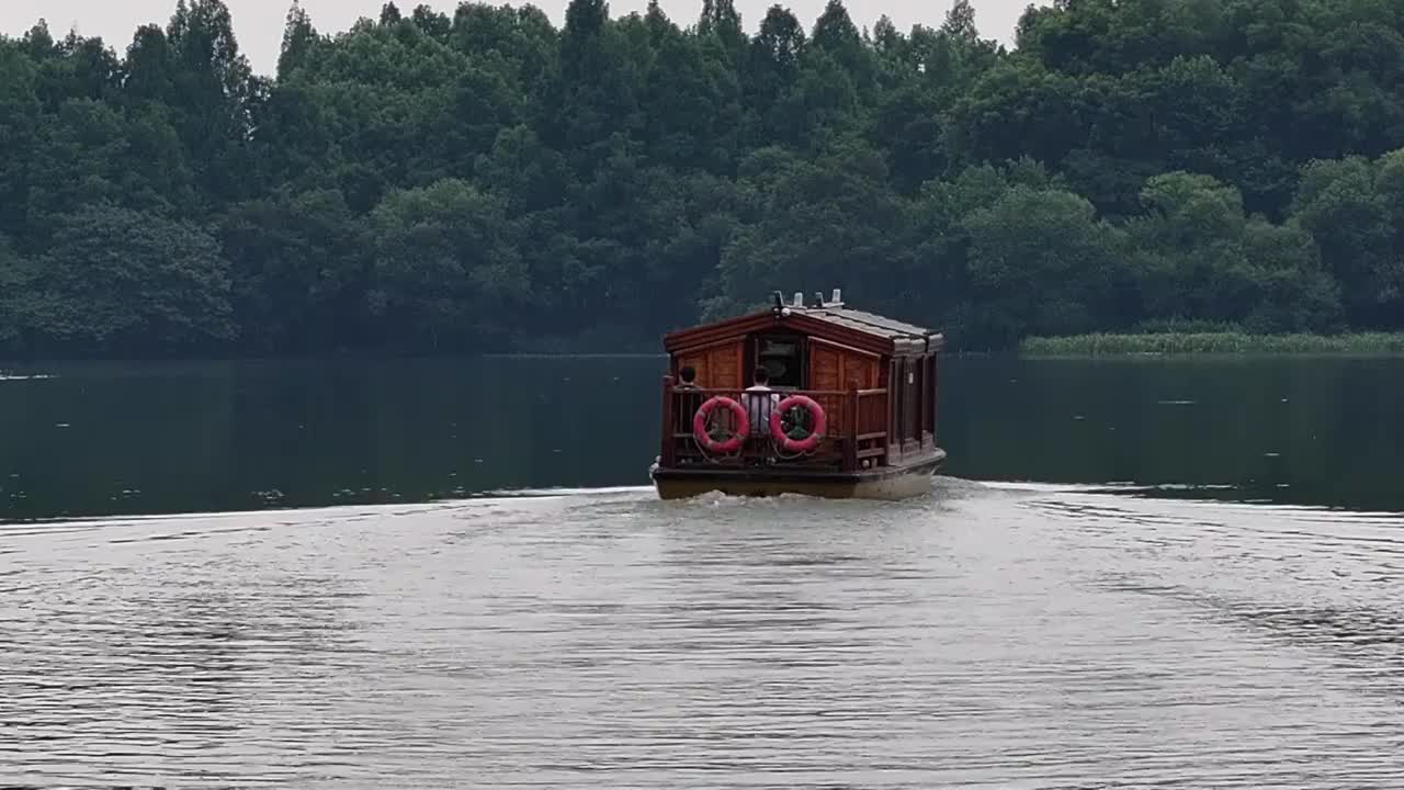 中国杭州西湖风景名胜区茅家埠游船视频素材