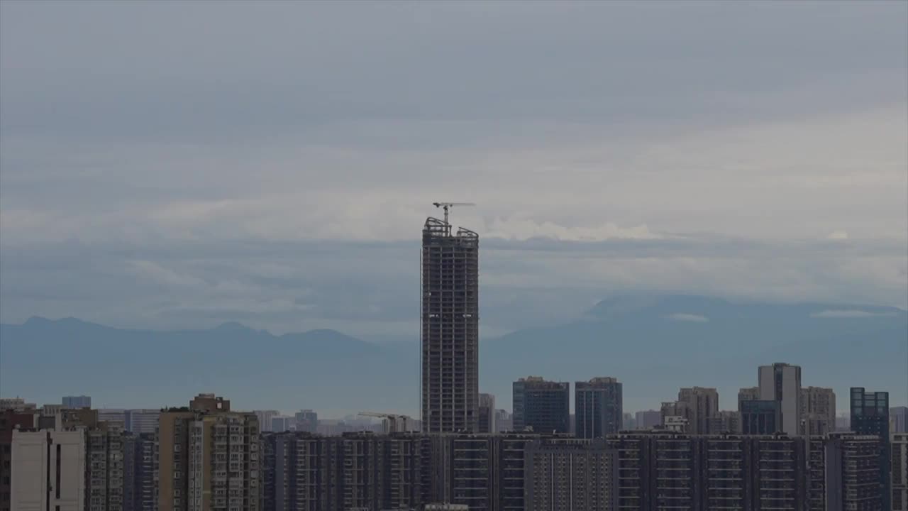 成都城市清晨遥望雪山飞机飞过视频素材