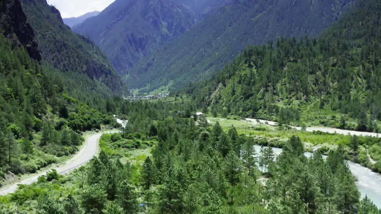 西藏灵芝地区的山谷河流视频素材