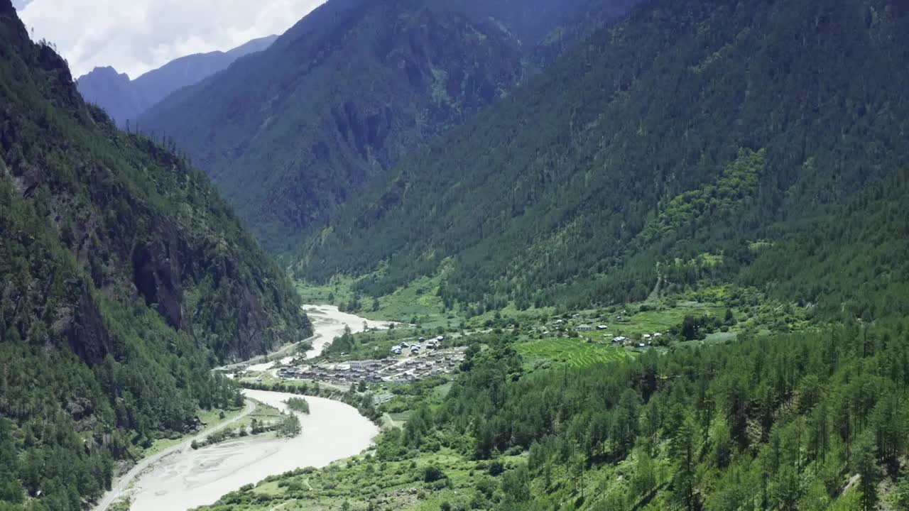 西藏灵芝地区的山谷河流视频素材