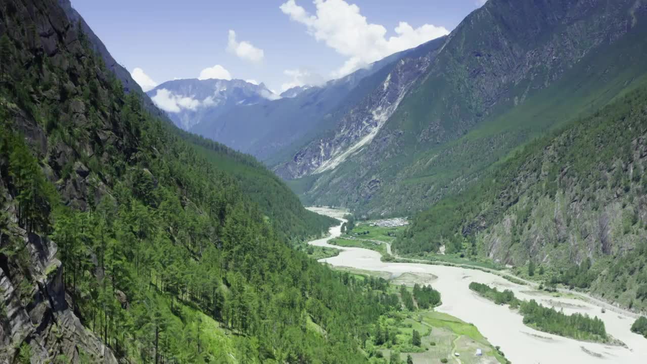 西藏灵芝地区的山谷河流视频素材