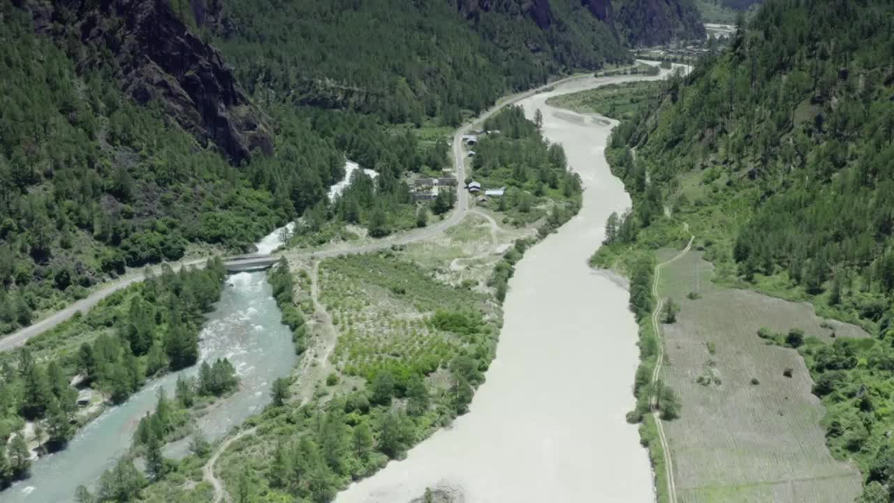 西藏灵芝地区的山谷河流视频素材