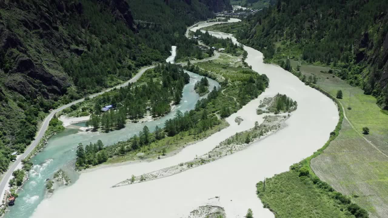 西藏灵芝地区的山谷河流视频素材