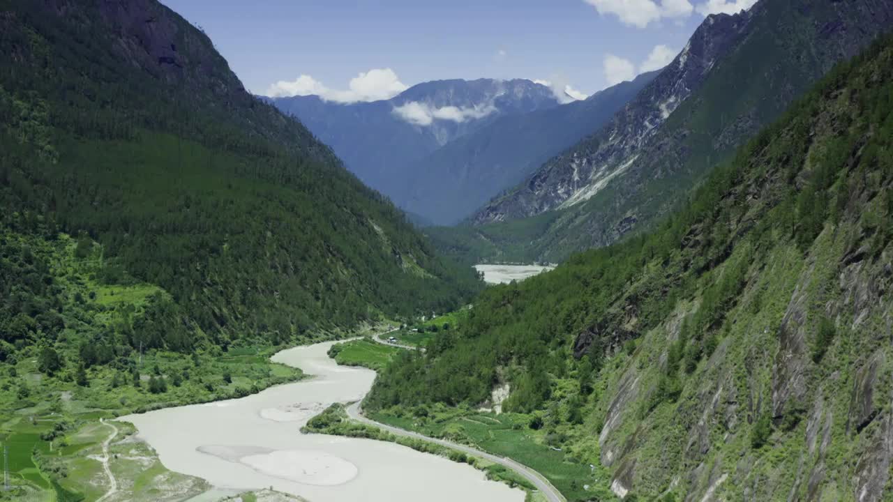 西藏灵芝地区的山谷河流视频素材