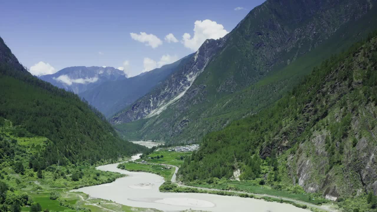 西藏灵芝地区的山谷河流视频素材